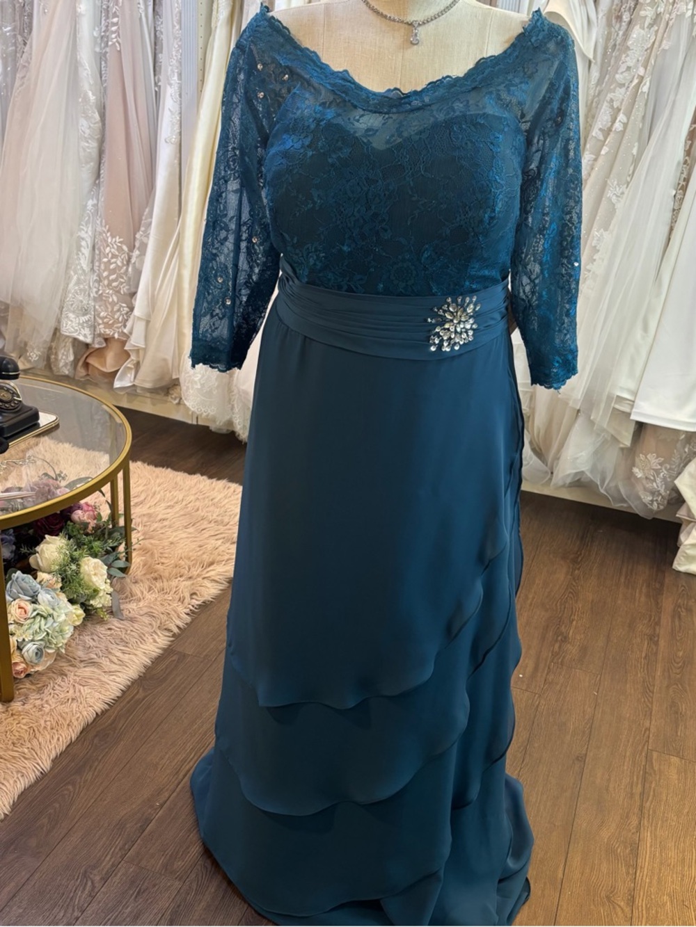 Elegant Lace & Chiffon Evening Dress in Teal
